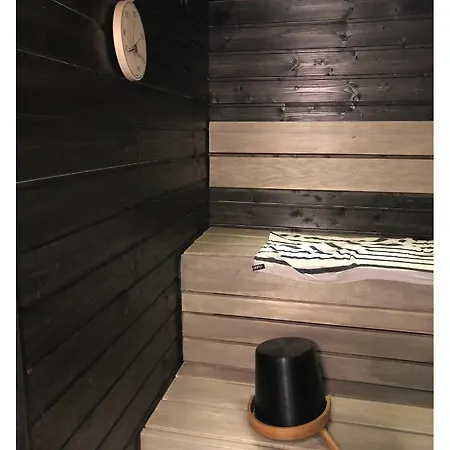 Saunallinen Puutalo Keskustan Tuntumassa